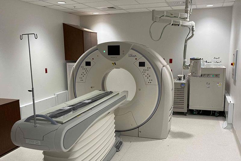 图为弗鲁特维尔急诊室的CT实验室. 佛罗里达州萨拉索塔市弗鲁特维尔的急诊室是莱克伍德牧场医疗中心的延伸.